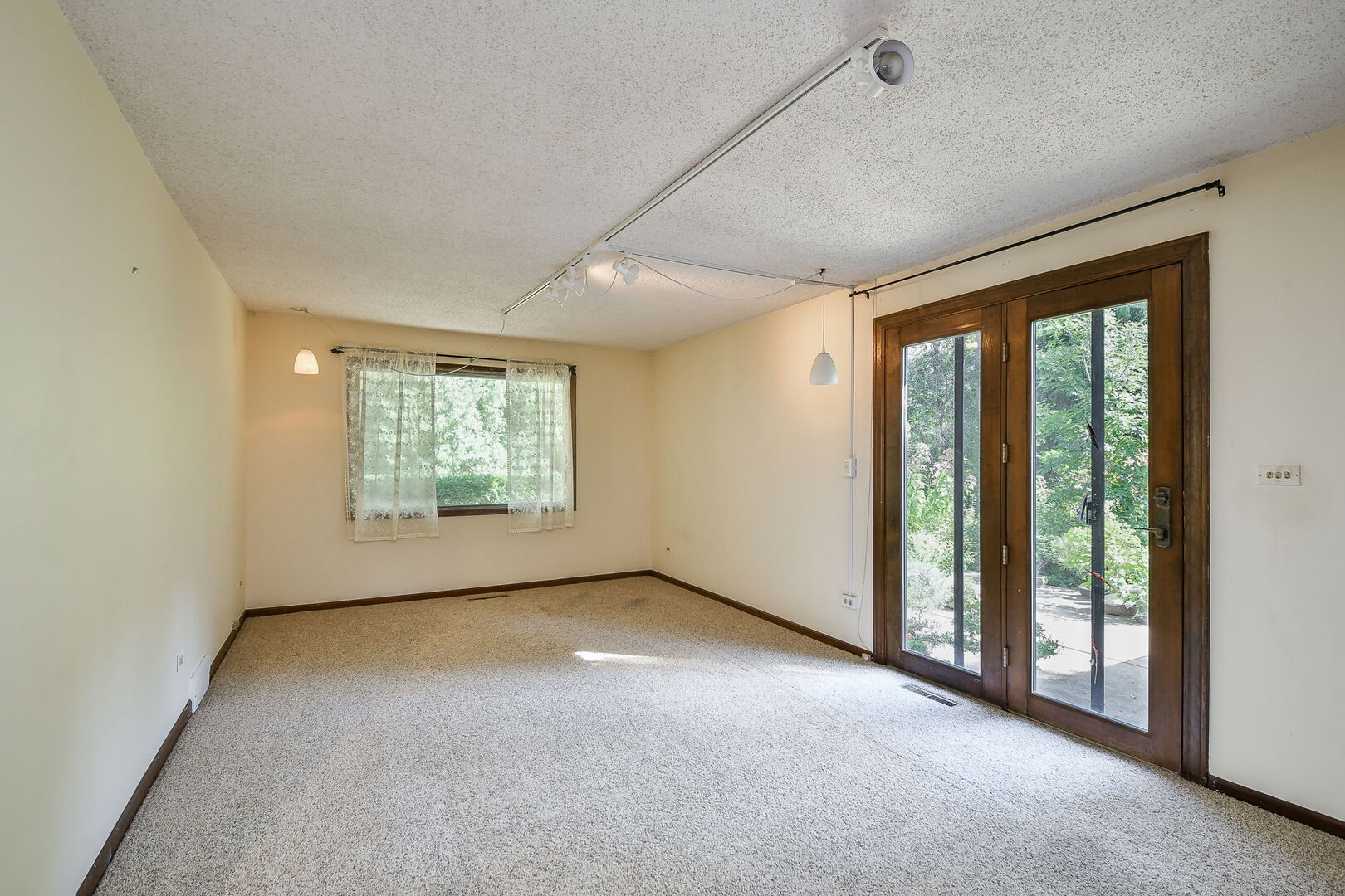 27W376 Hoy Road, Warrenville, IL 60555