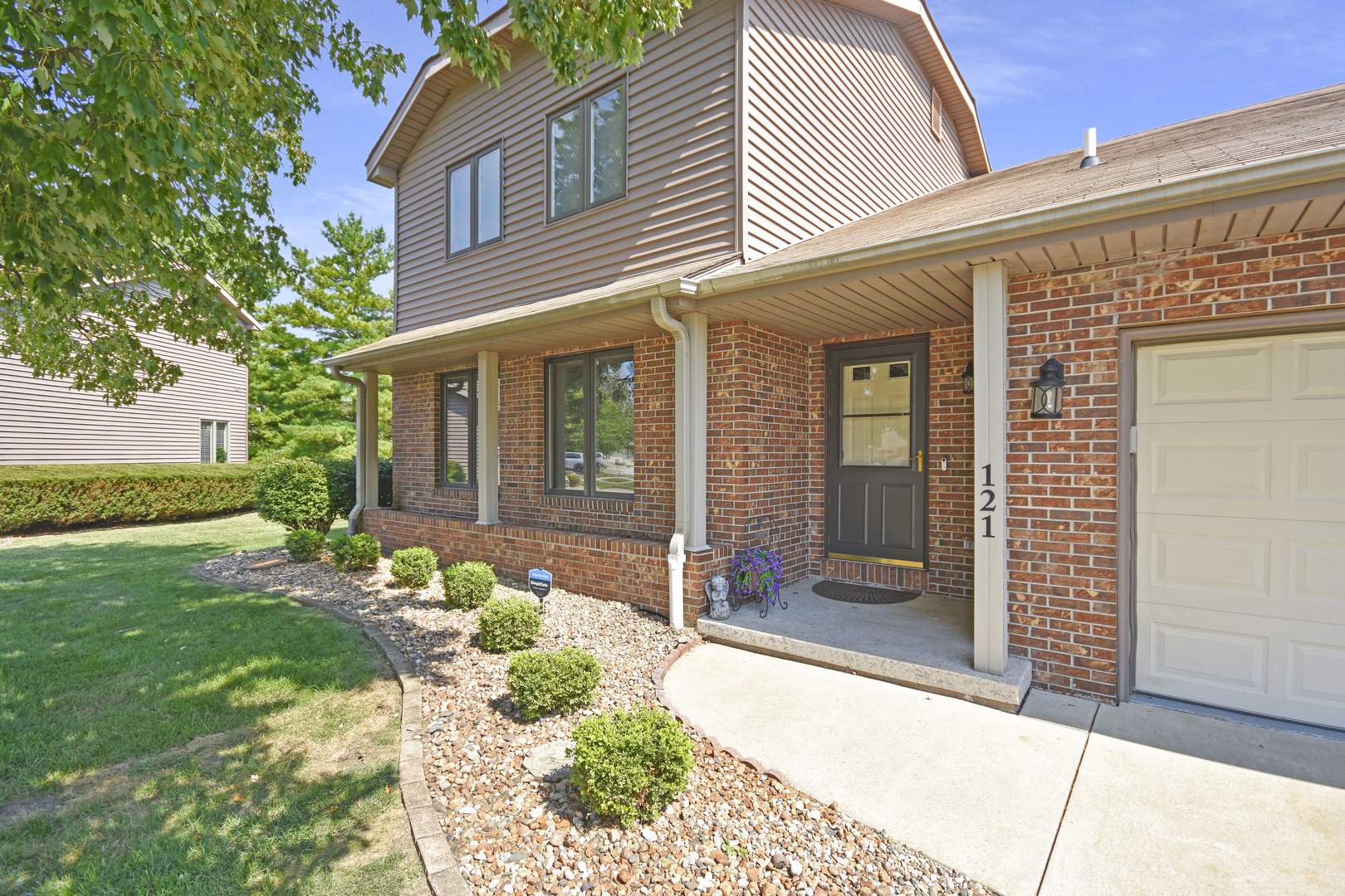 121 Manor Circle, Bloomington, IL 61704