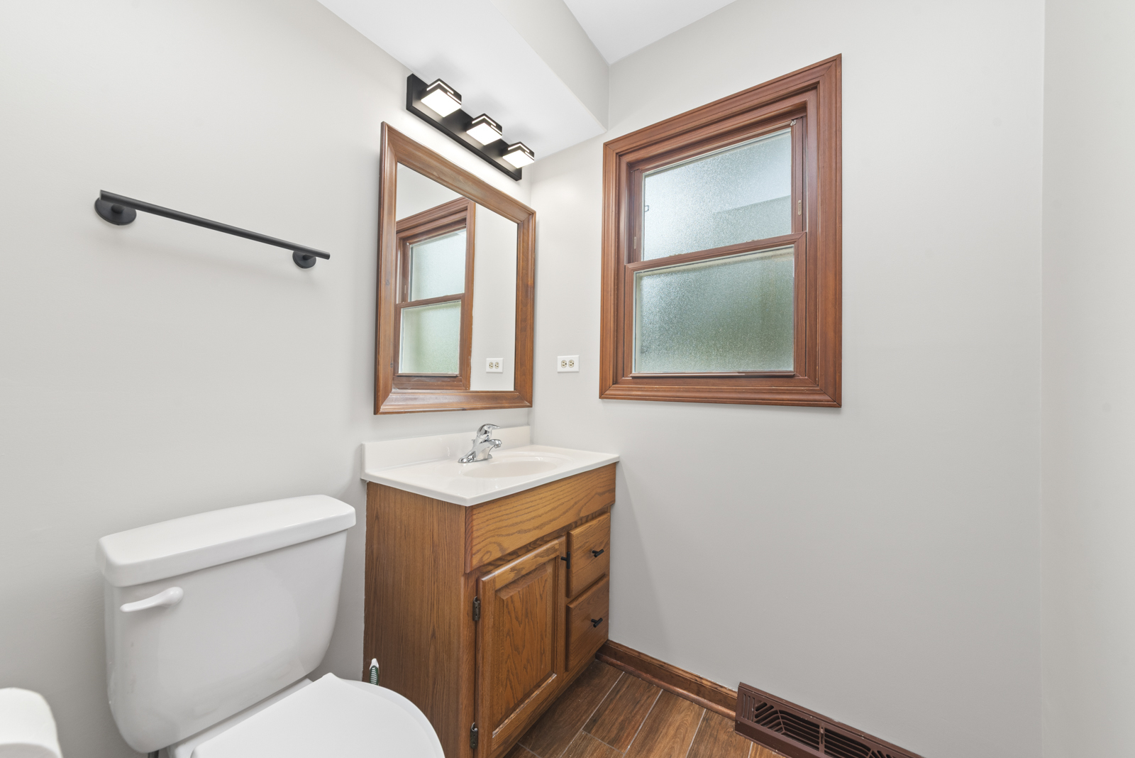 7704 Queens Court, Downers Grove, IL 60516
