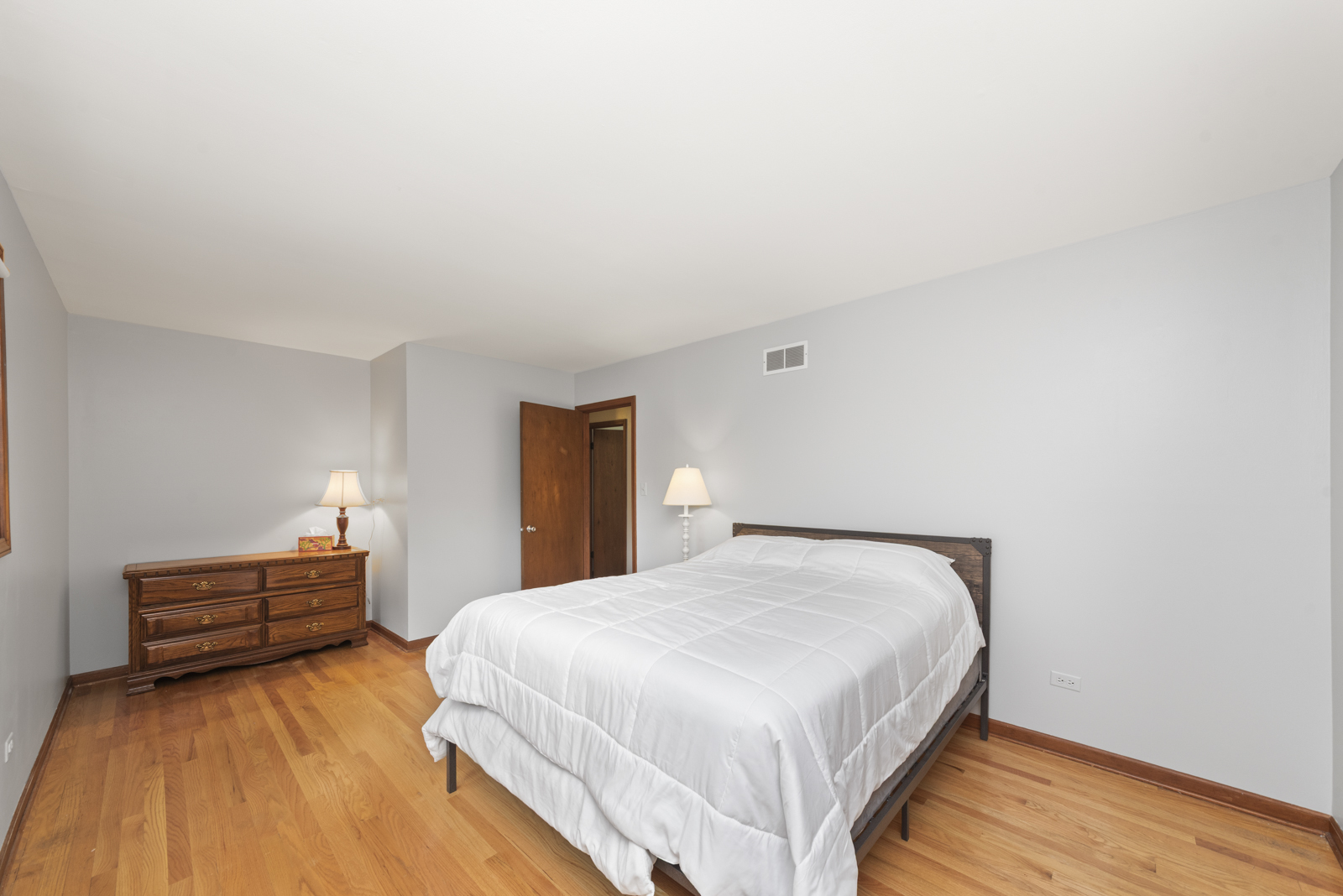 7704 Queens Court, Downers Grove, IL 60516