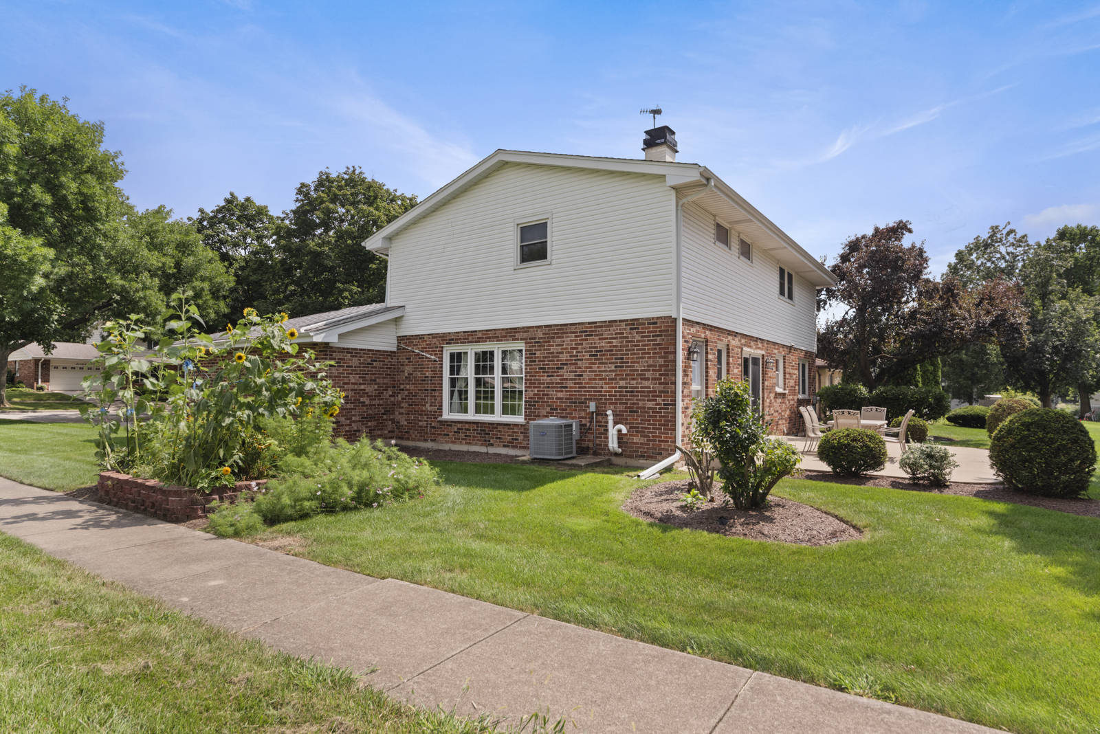 7704 Queens Court, Downers Grove, IL 60516