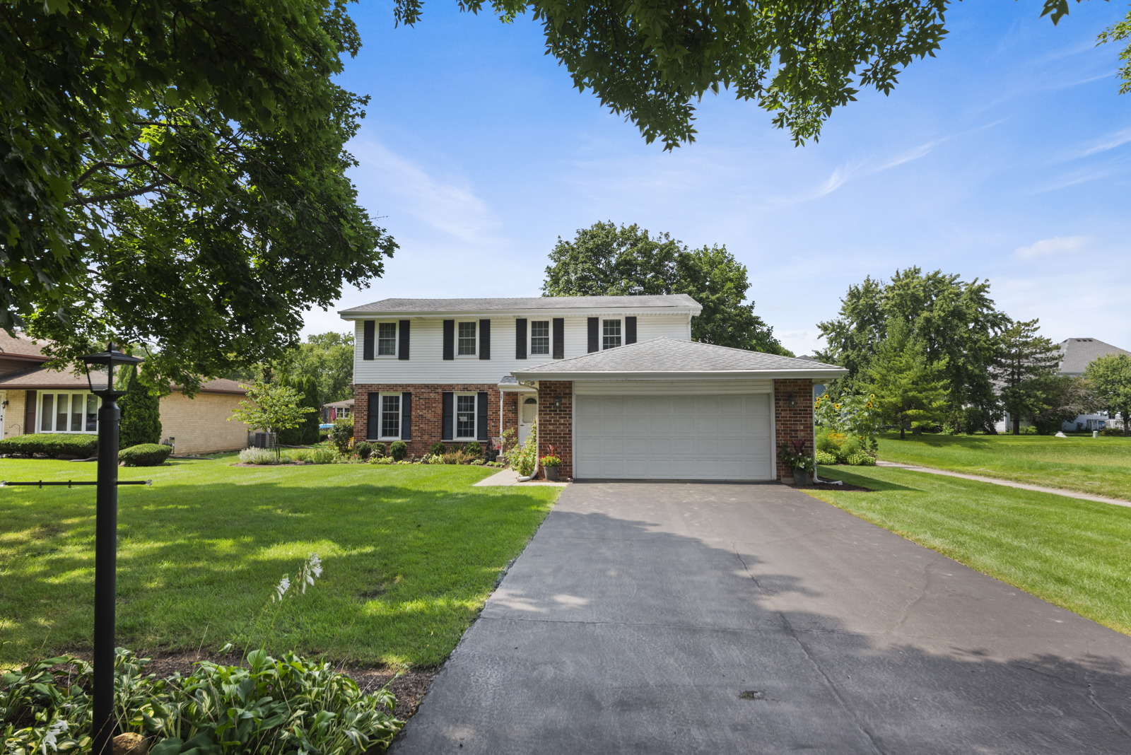 7704 Queens Court, Downers Grove, IL 60516
