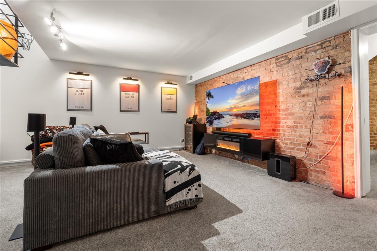 817 W Cuyler Avenue #1W, Chicago, IL 60613