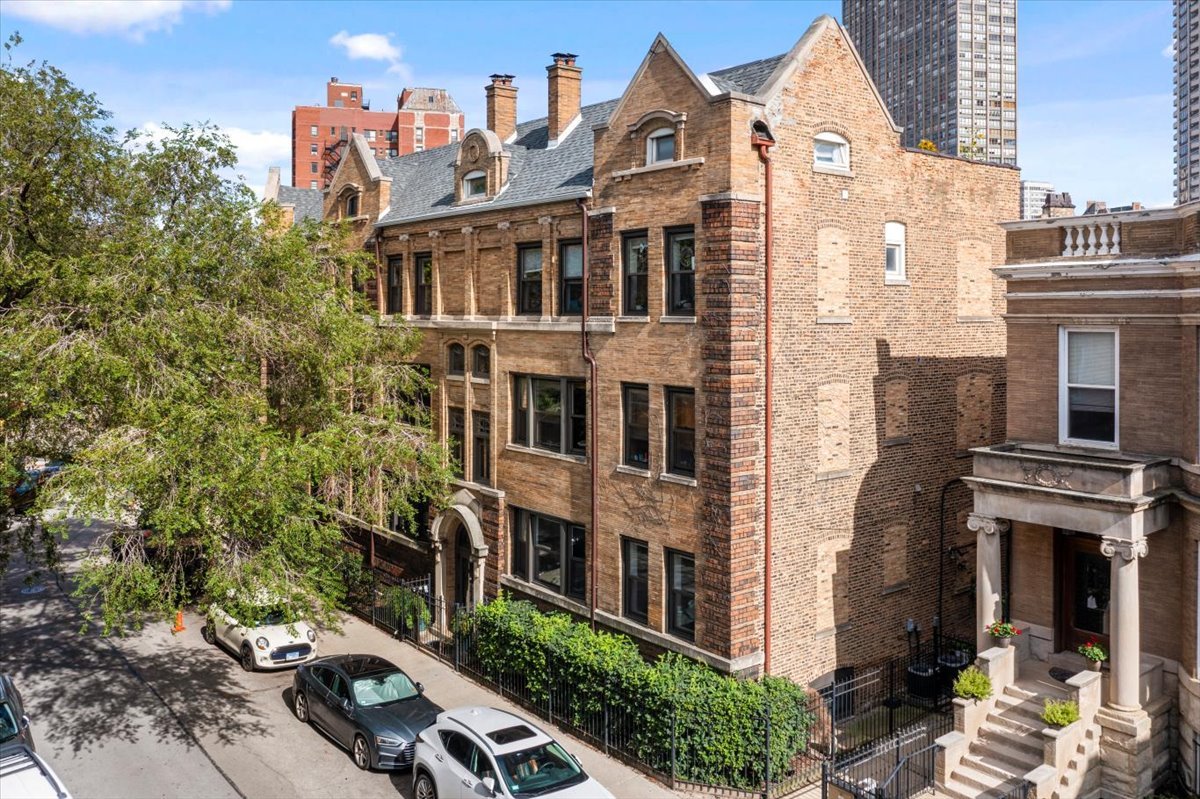 817 W Cuyler Avenue #1W, Chicago, IL 60613