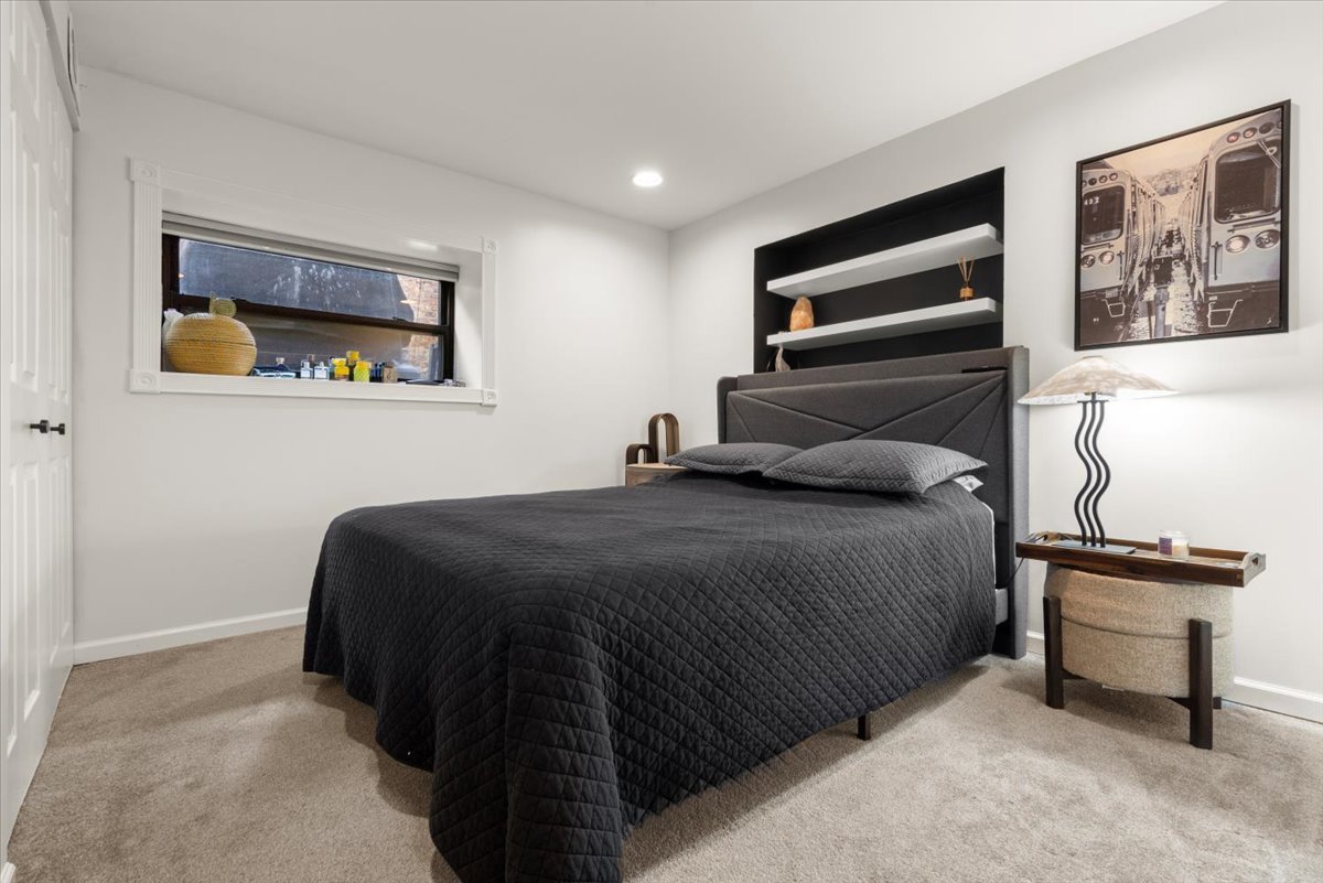 817 W Cuyler Avenue #1W, Chicago, IL 60613