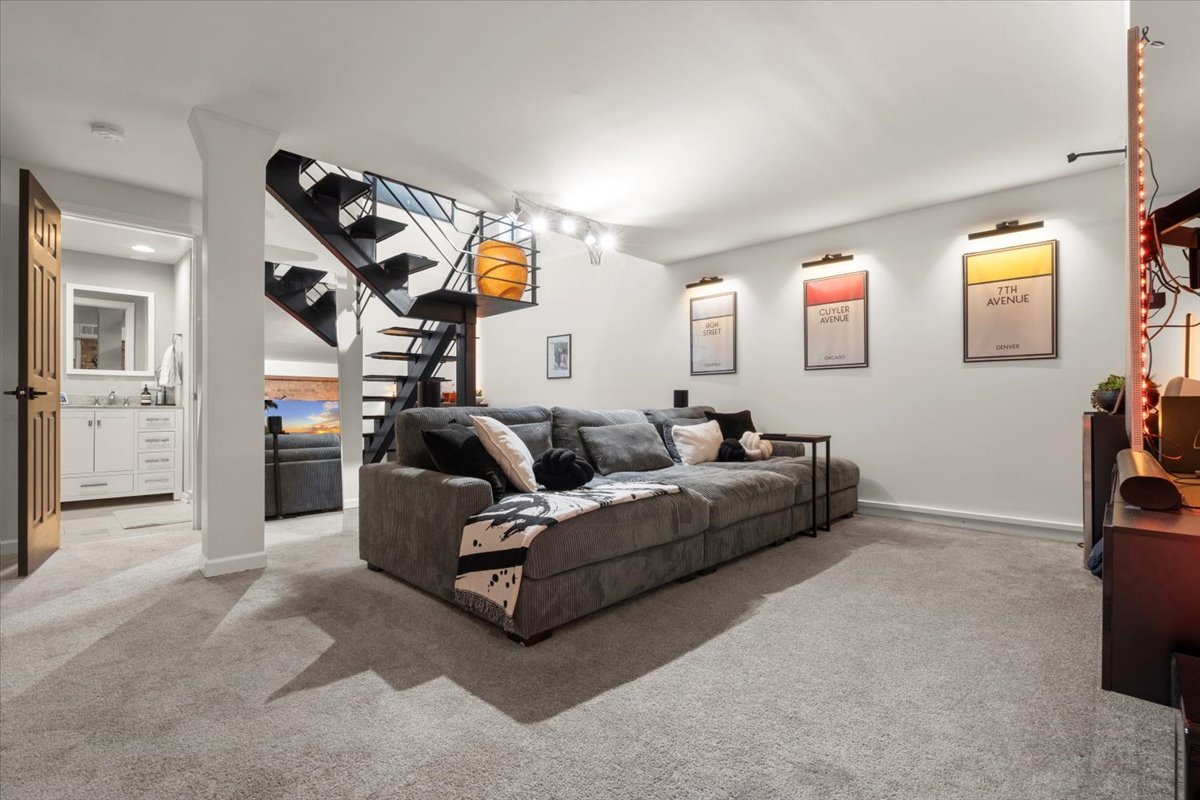 817 W Cuyler Avenue #1W, Chicago, IL 60613