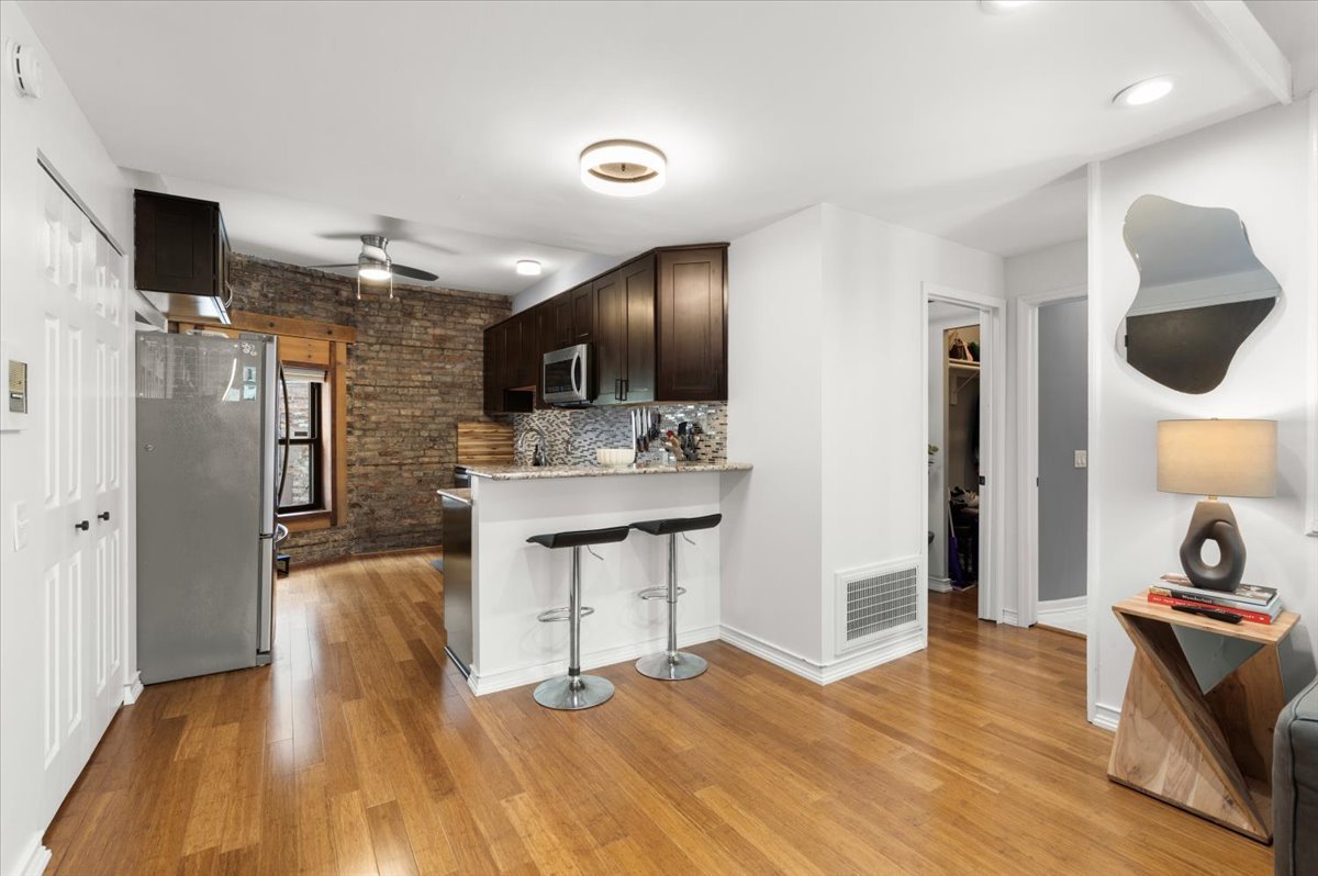817 W Cuyler Avenue #1W, Chicago, IL 60613