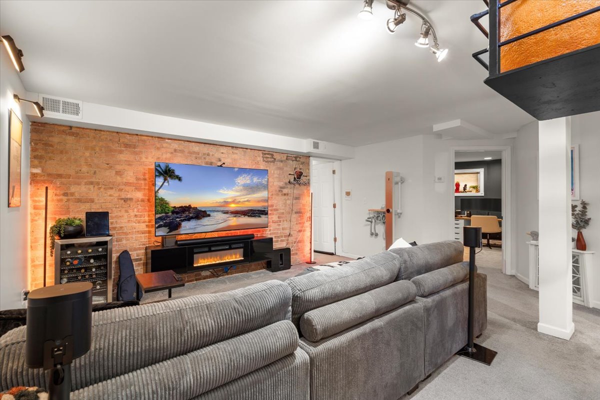 817 W Cuyler Avenue #1W, Chicago, IL 60613