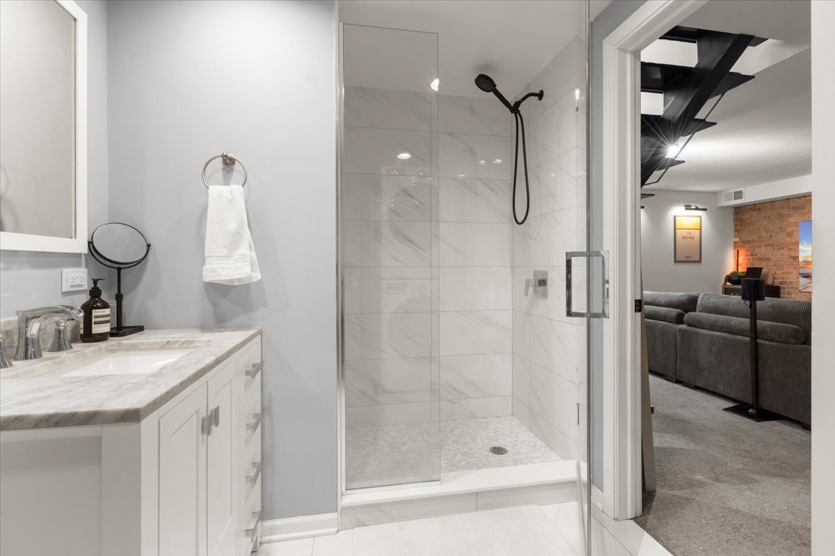 817 W Cuyler Avenue #1W, Chicago, IL 60613