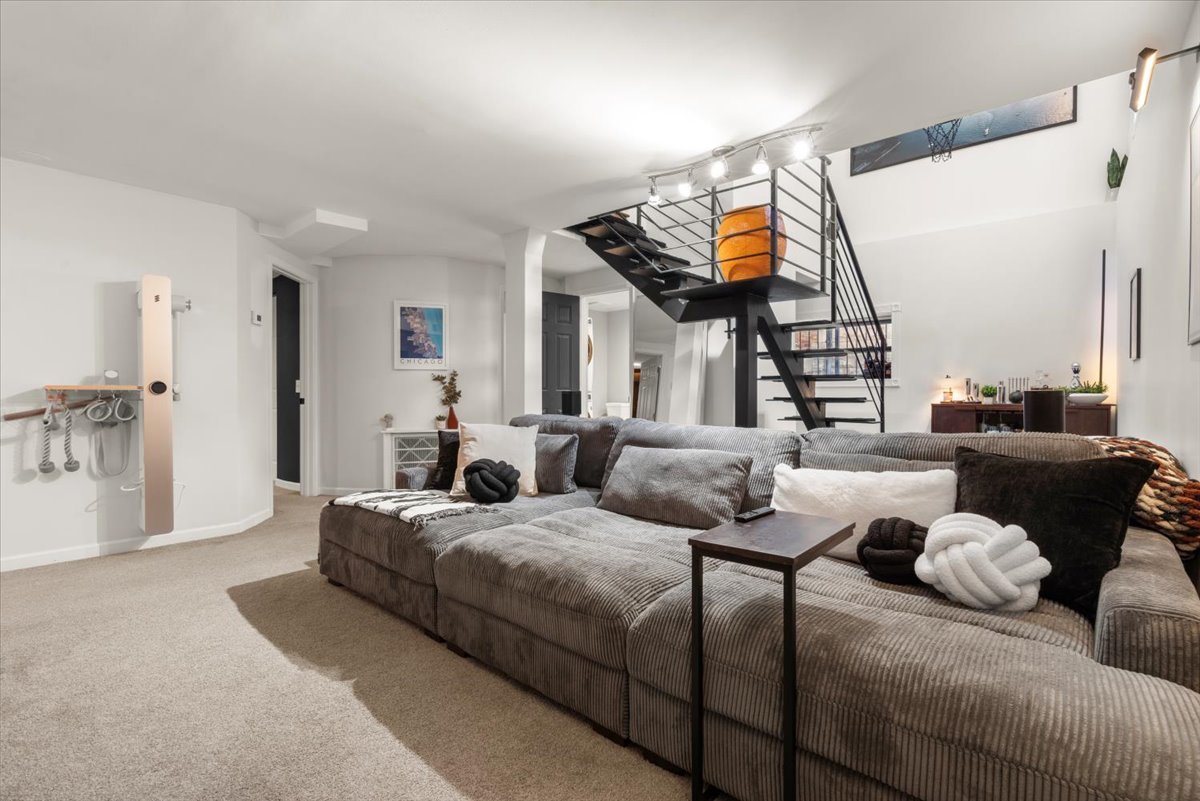 817 W Cuyler Avenue #1W, Chicago, IL 60613