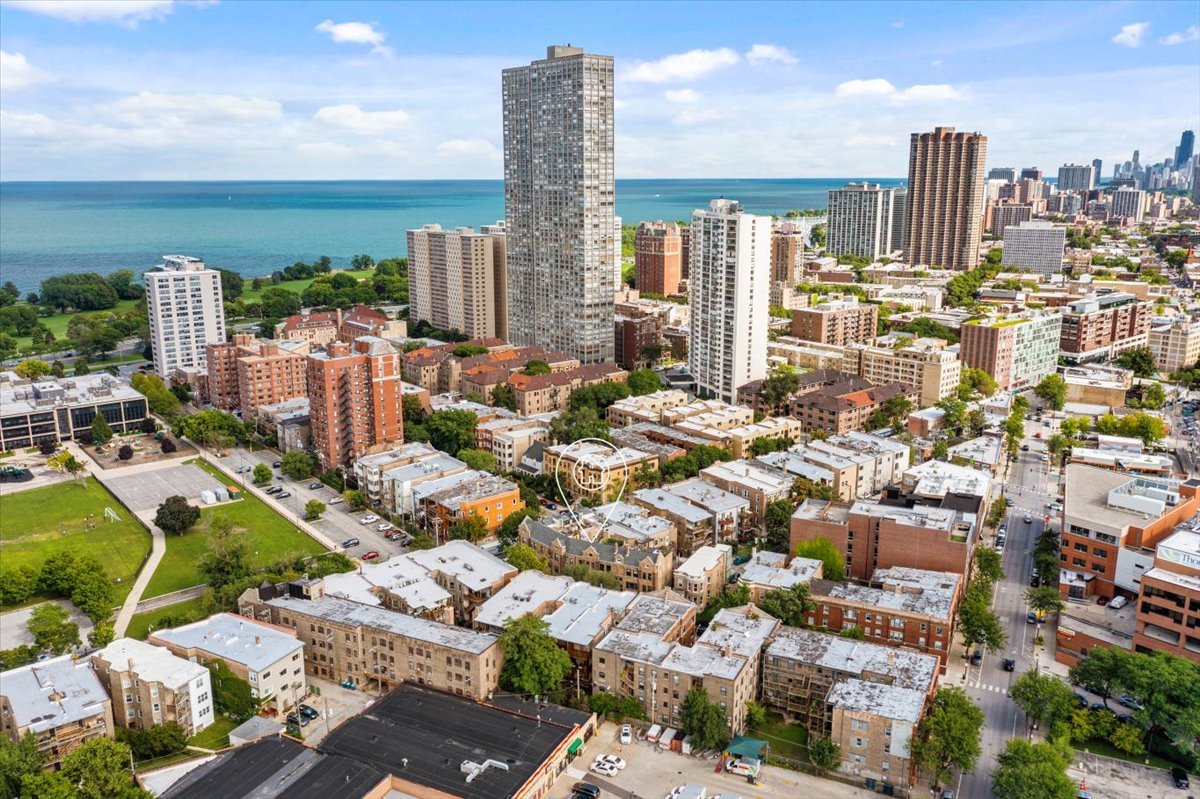 817 W Cuyler Avenue #1W, Chicago, IL 60613
