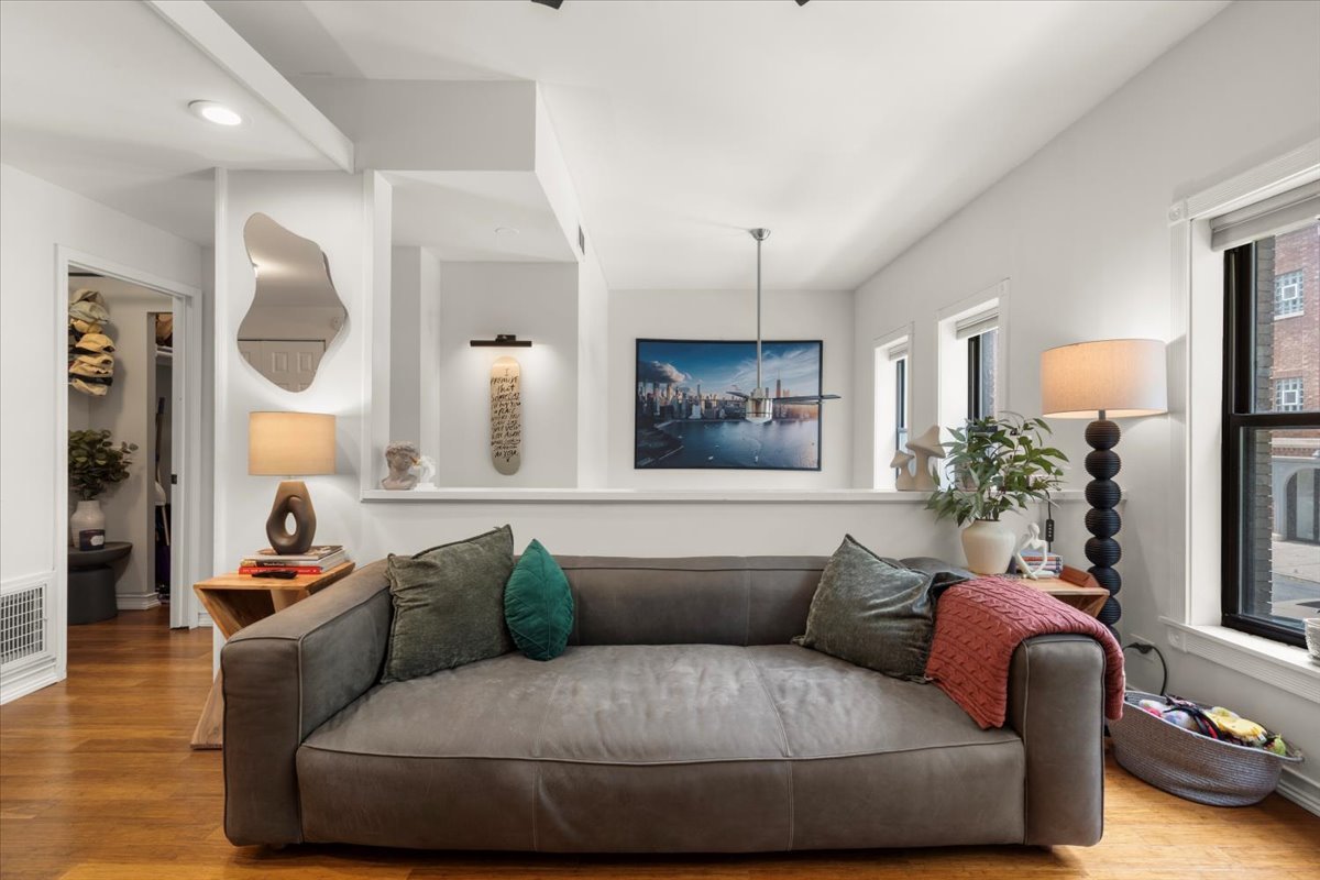 817 W Cuyler Avenue #1W, Chicago, IL 60613