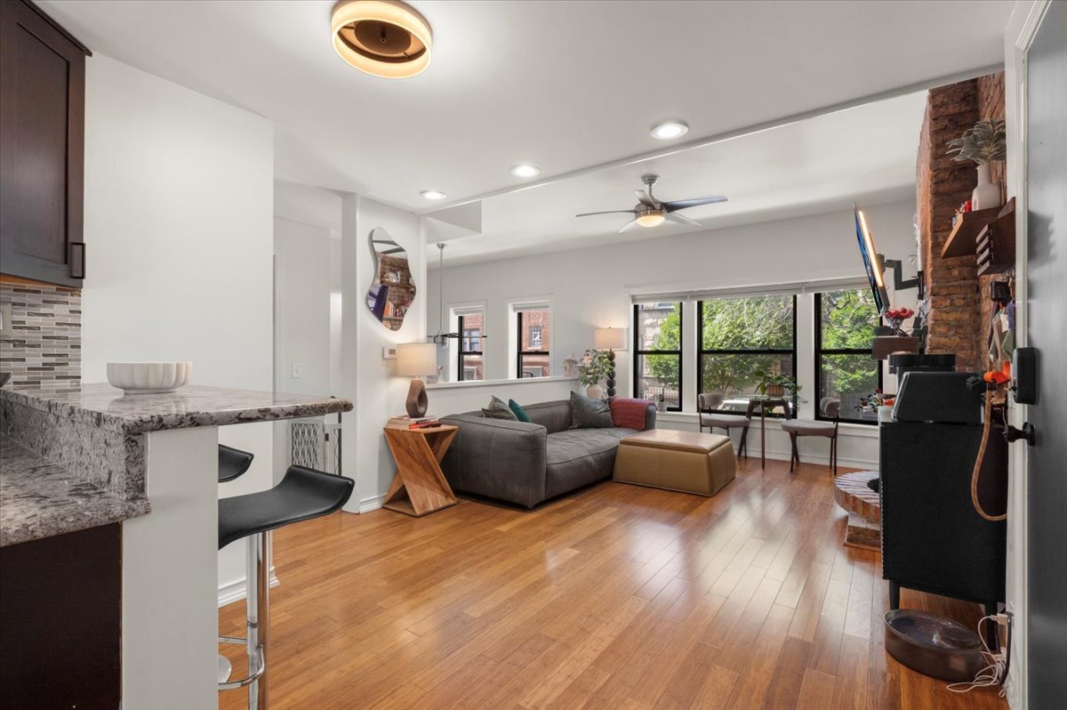 817 W Cuyler Avenue #1W, Chicago, IL 60613