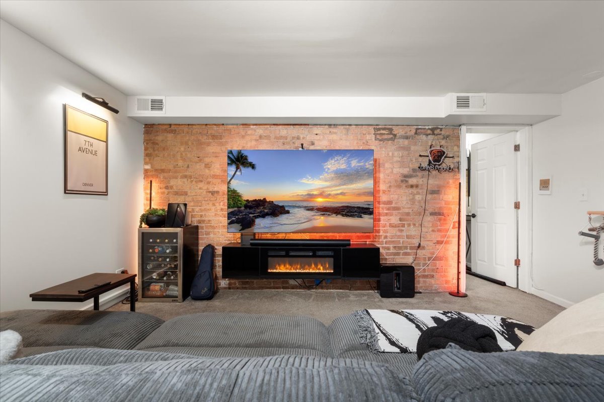 817 W Cuyler Avenue #1W, Chicago, IL 60613