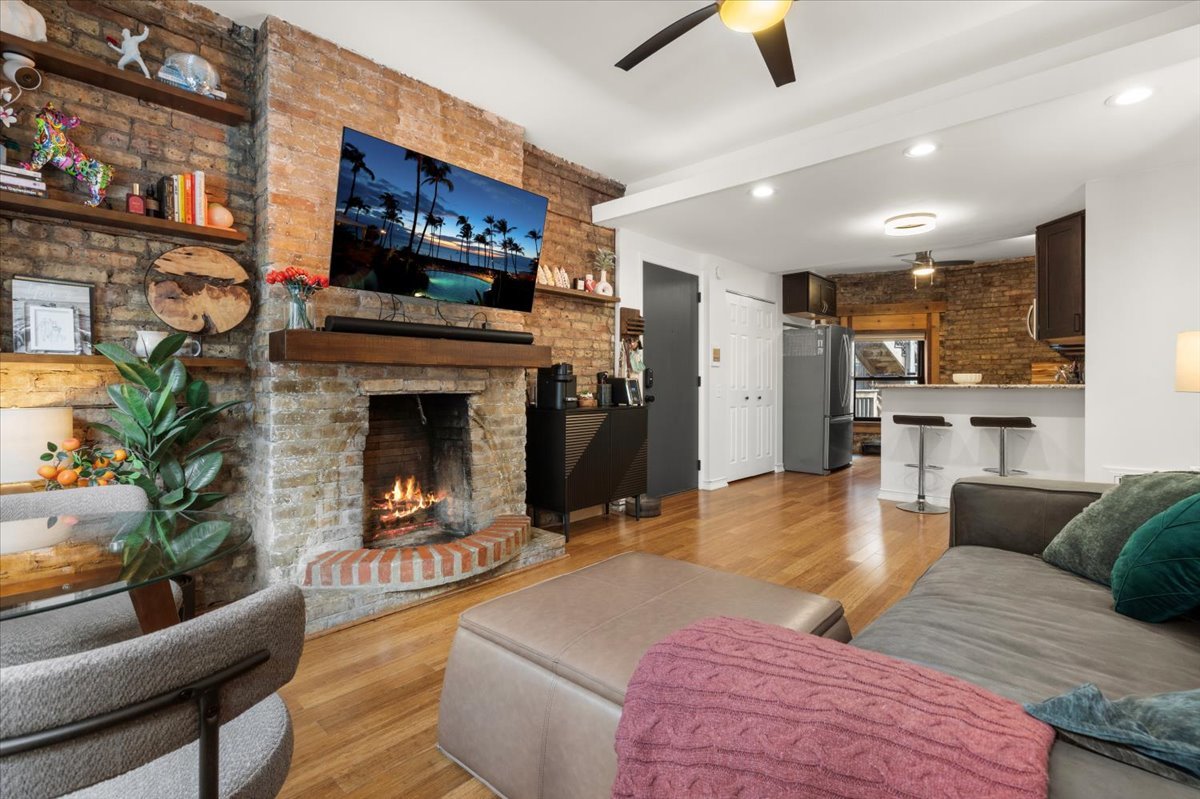 817 W Cuyler Avenue #1W, Chicago, IL 60613