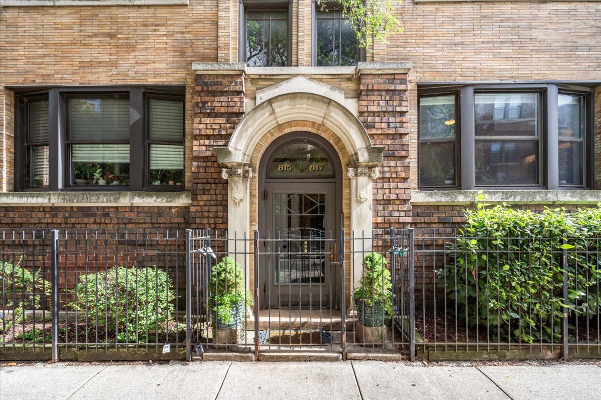 817 W Cuyler Avenue #1W, Chicago, IL 60613