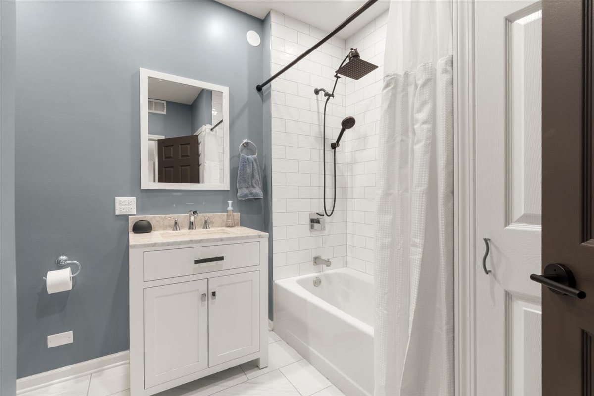 817 W Cuyler Avenue #1W, Chicago, IL 60613