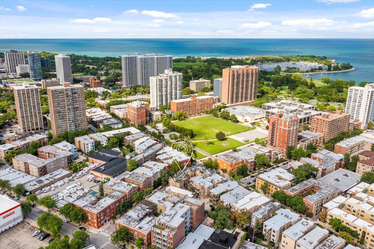 817 W Cuyler Avenue #1W, Chicago, IL 60613