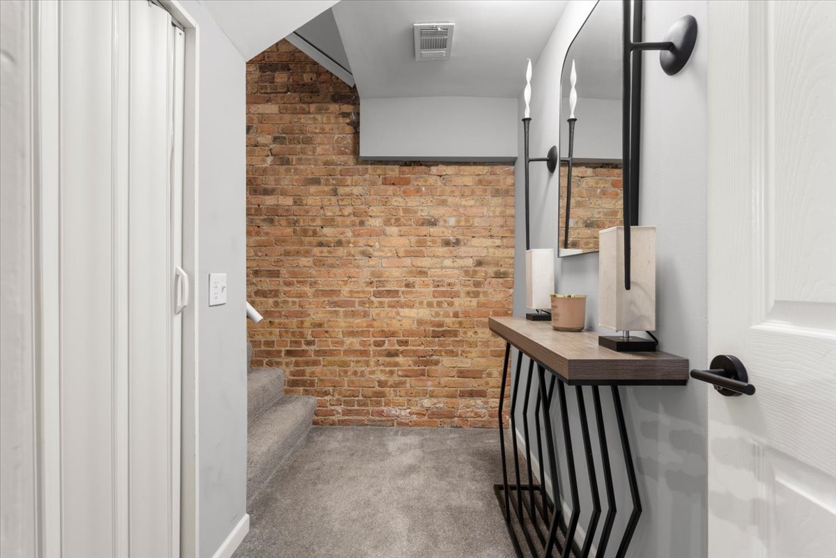 817 W Cuyler Avenue #1W, Chicago, IL 60613