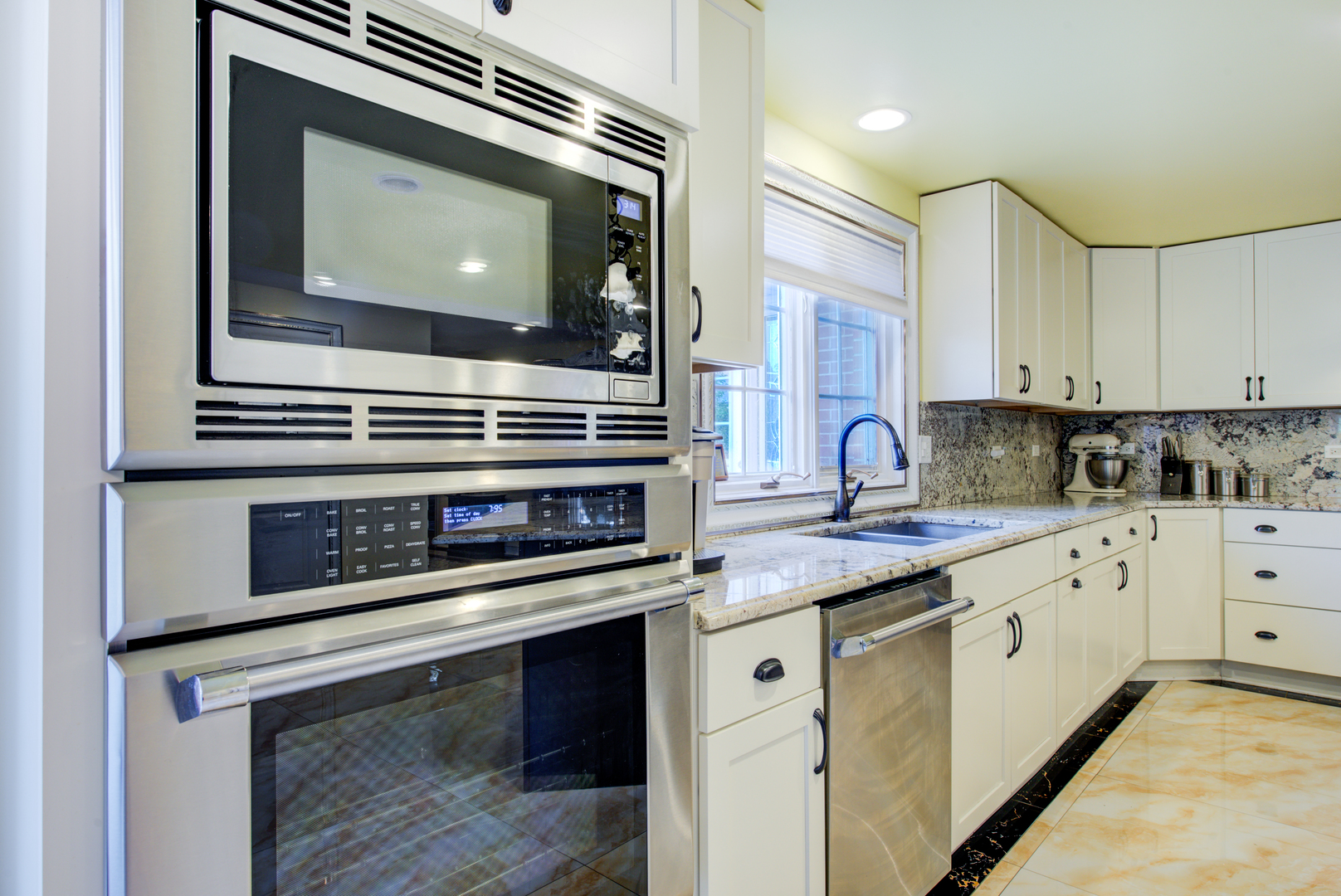 46 Hamilton Lane, Oak Brook, IL 60523