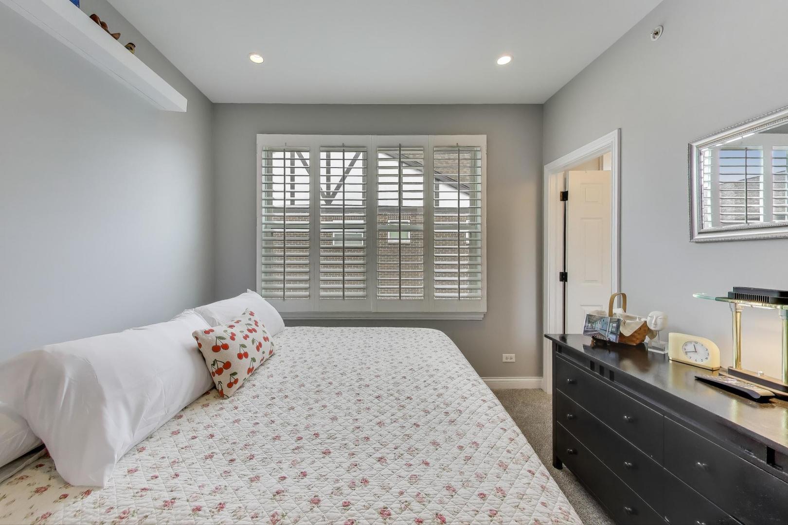 248 E Kenilworth Avenue, Villa Park, IL 60181