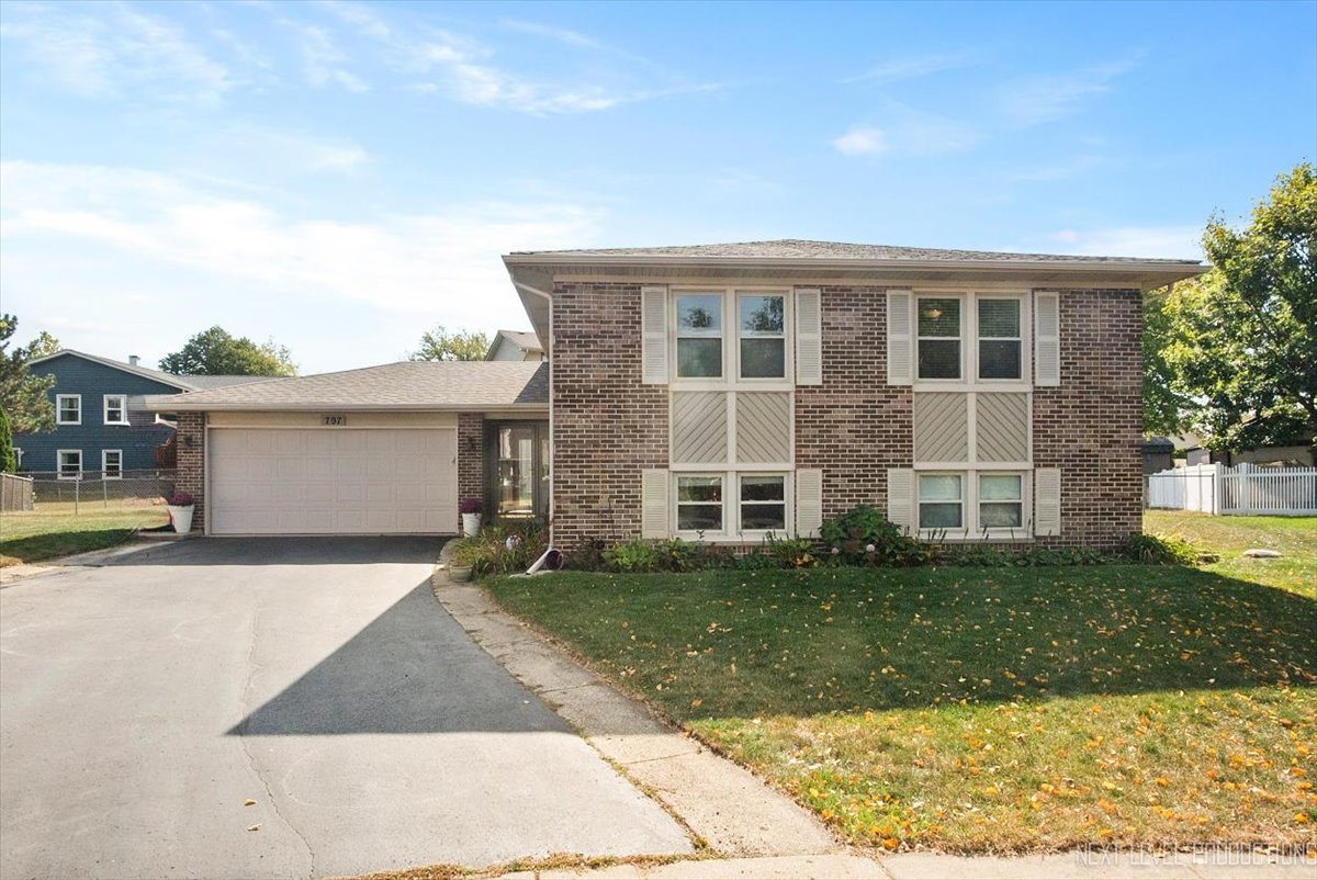 797 Geneva Circle, Elk Grove Village, IL 60007