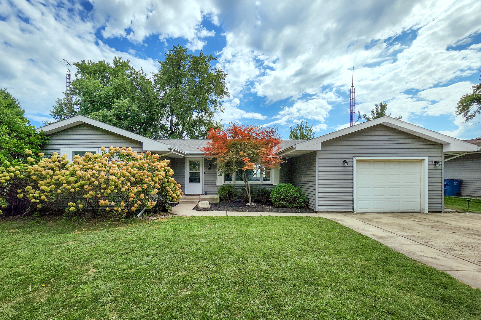 306 S East Street, Hudson, IL 61748