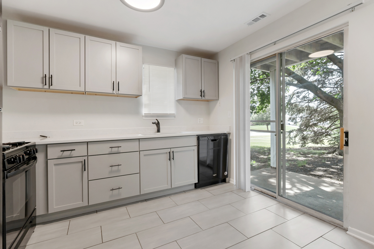 8 N Gant Circle #A, Streamwood, IL 60107