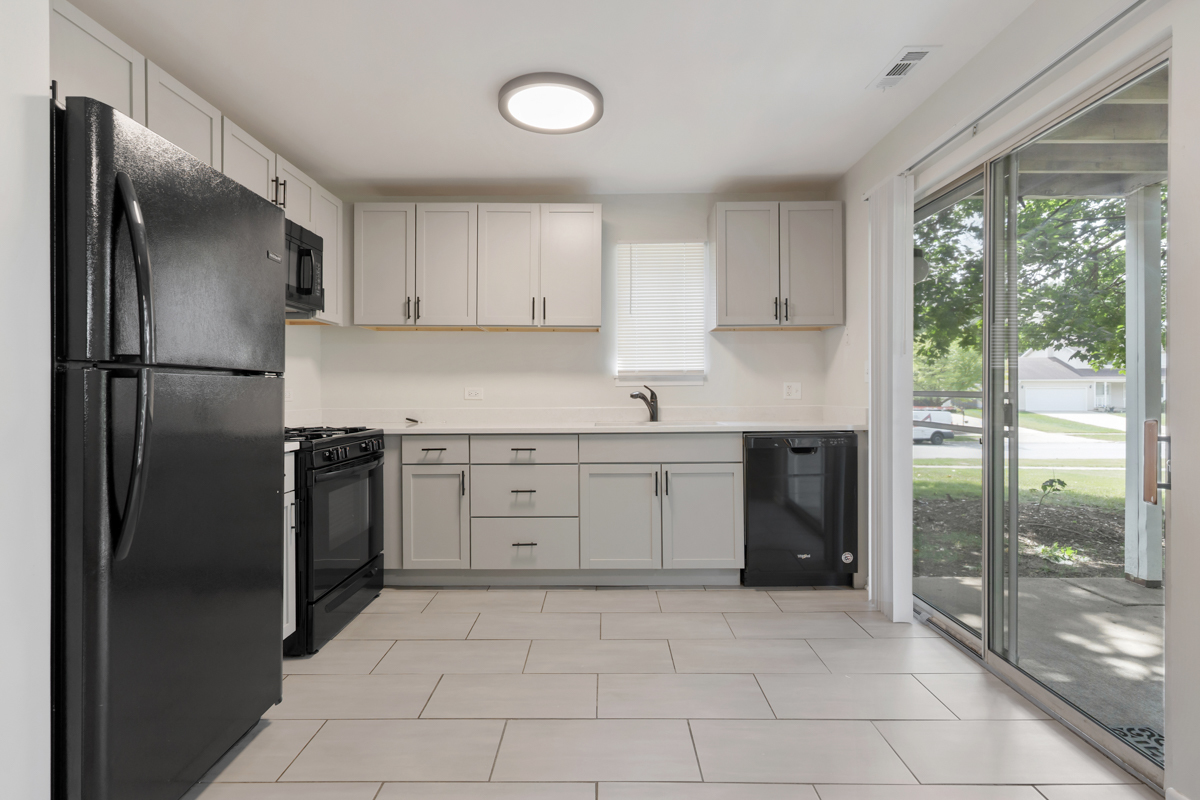 8 N Gant Circle #A, Streamwood, IL 60107