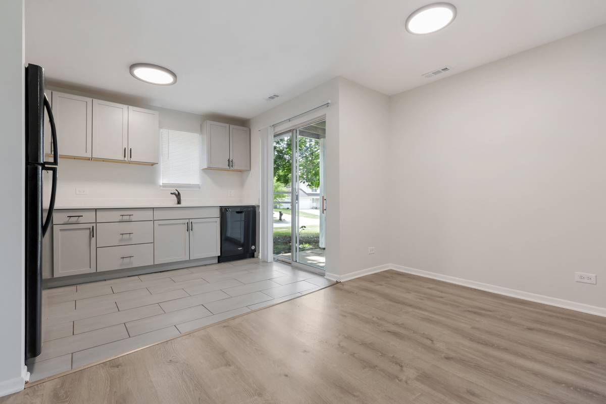 8 N Gant Circle #A, Streamwood, IL 60107