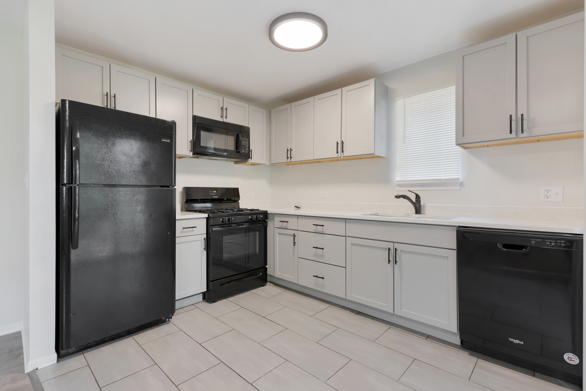 8 N Gant Circle #A, Streamwood, IL 60107