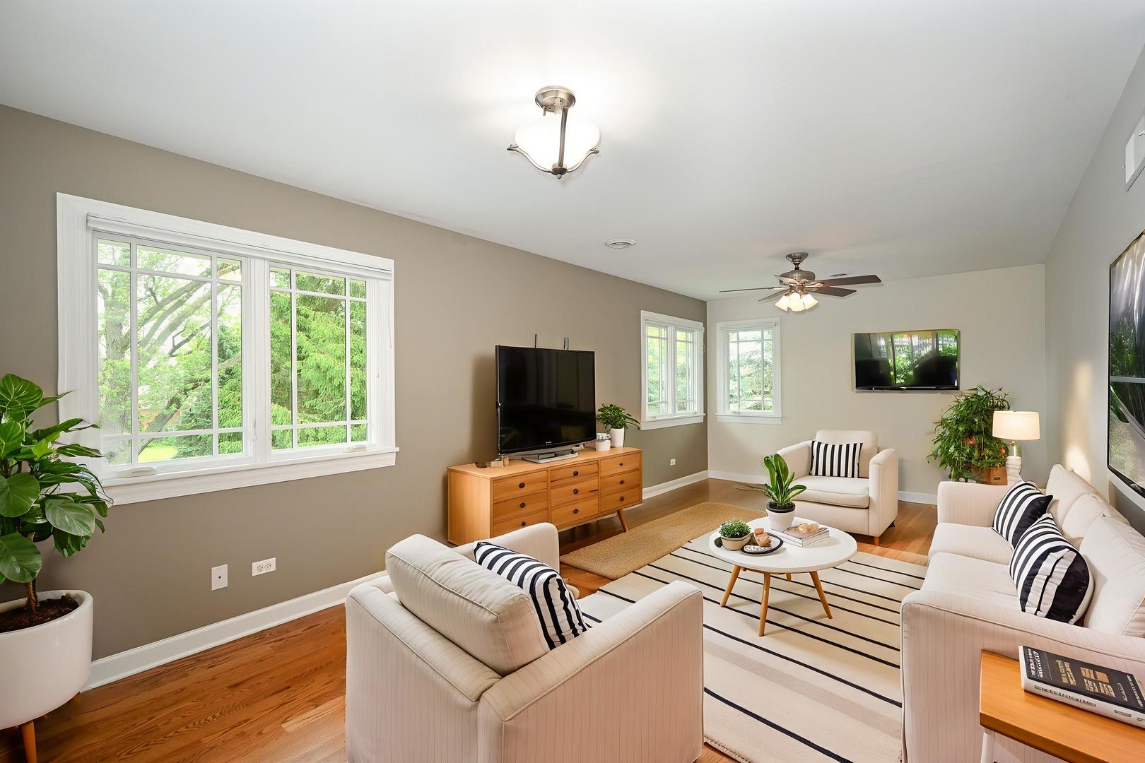 33 Sunset Avenue, Glen Ellyn, IL 60137