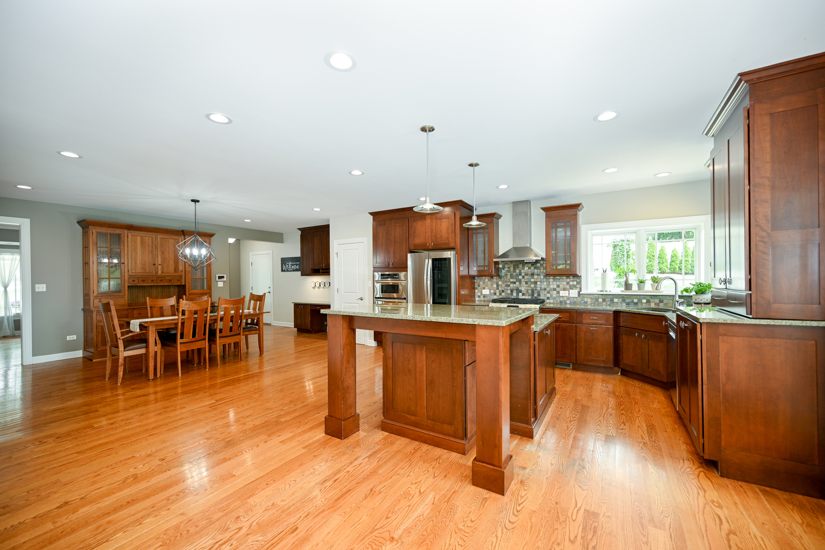 33 Sunset Avenue, Glen Ellyn, IL 60137
