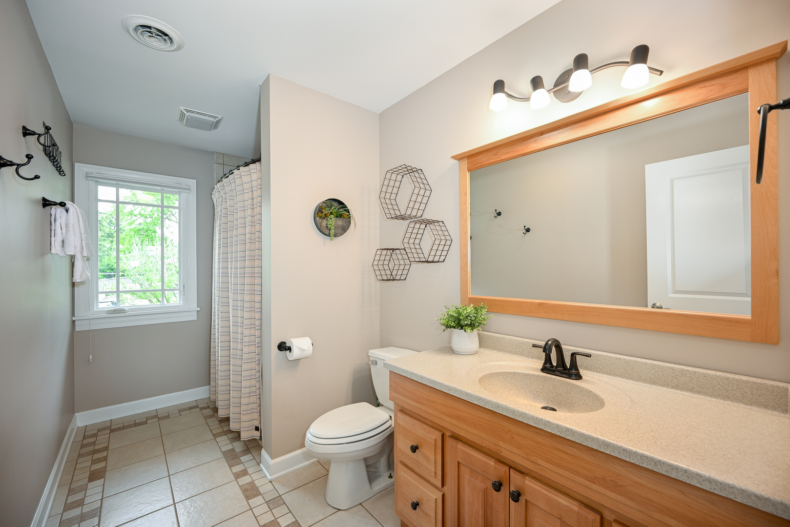 33 Sunset Avenue, Glen Ellyn, IL 60137