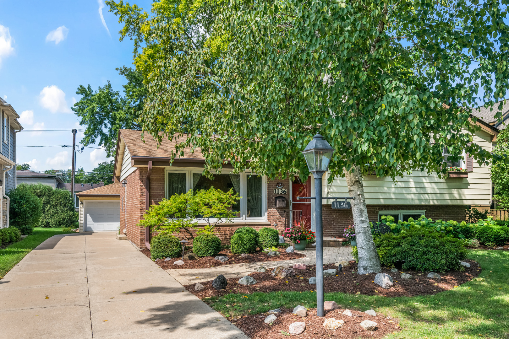 1136 N Walnut Avenue, Arlington Heights, IL 60004