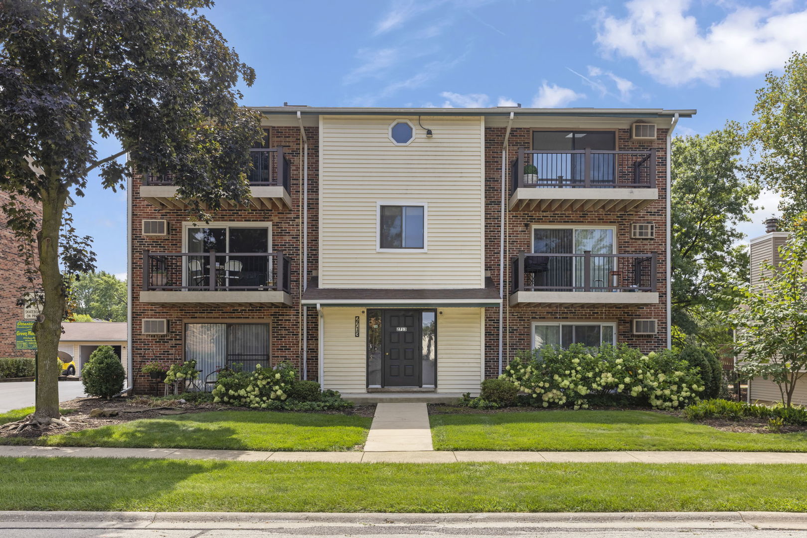 2713 Northcreek Drive #2206, Woodridge, IL 60517