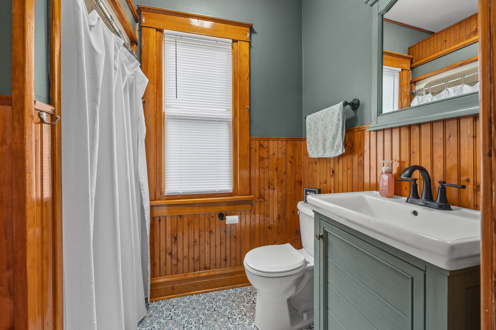 27 Center Street, Algonquin, IL 60102