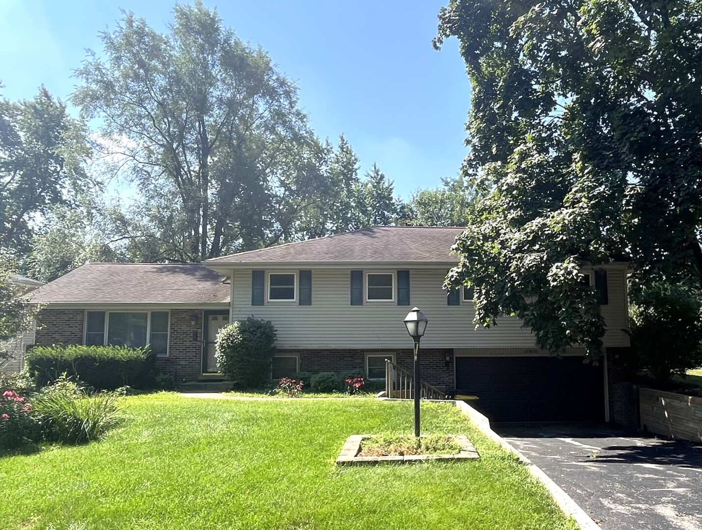 29w239 Ray Avenue, West Chicago, IL 60185