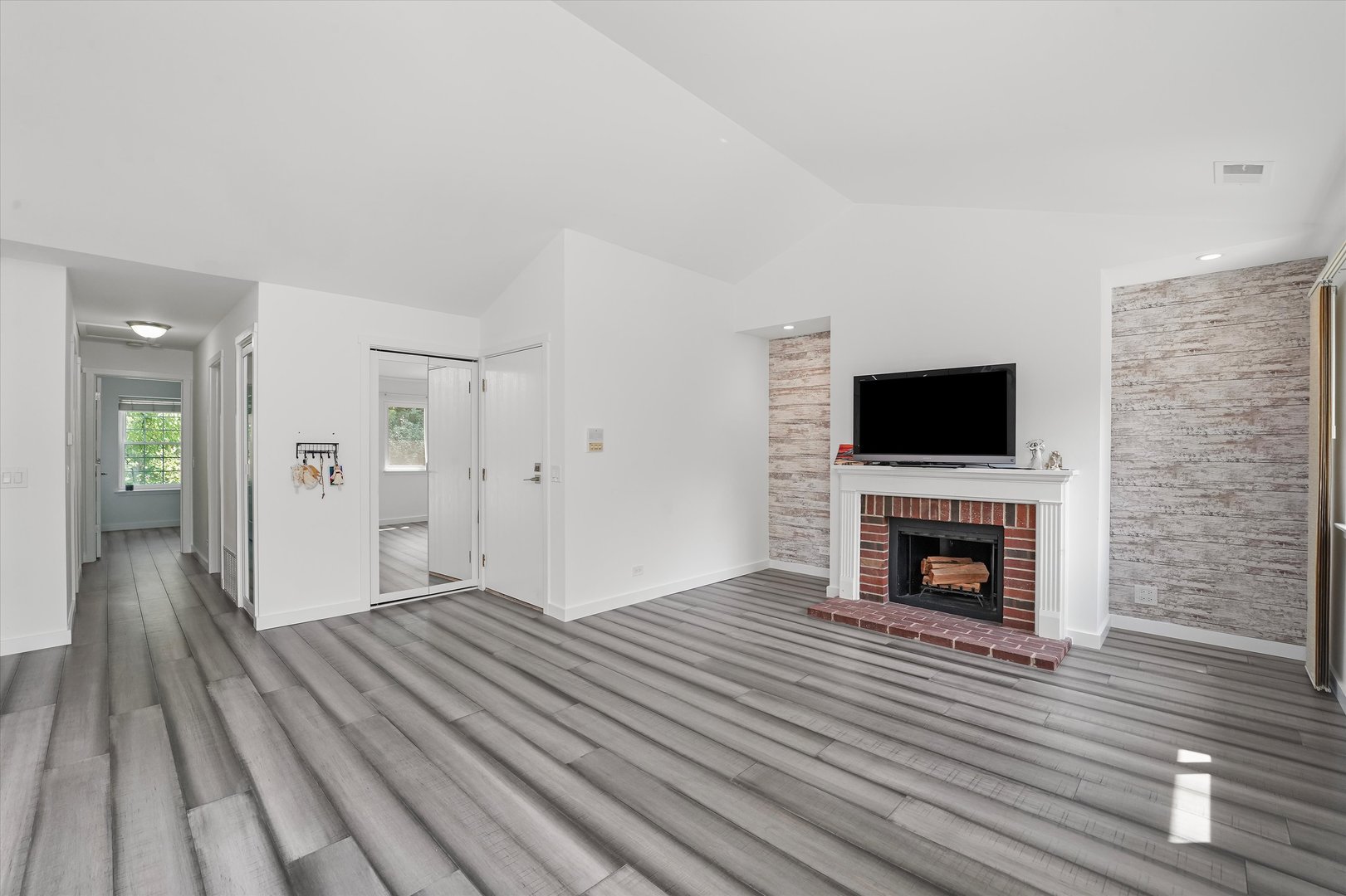 125 CLEVELAND Court #M2, Schaumburg, IL 60193