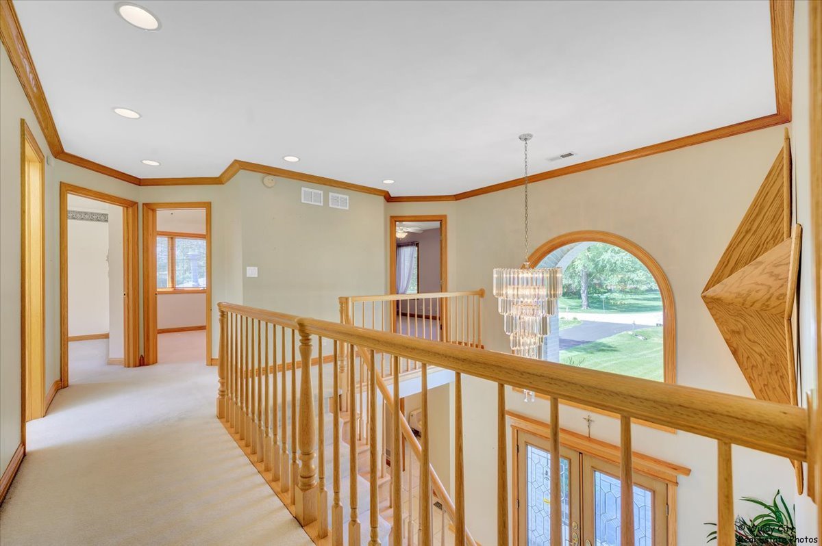 1185 Robinhood Drive, Elgin, IL 60120
