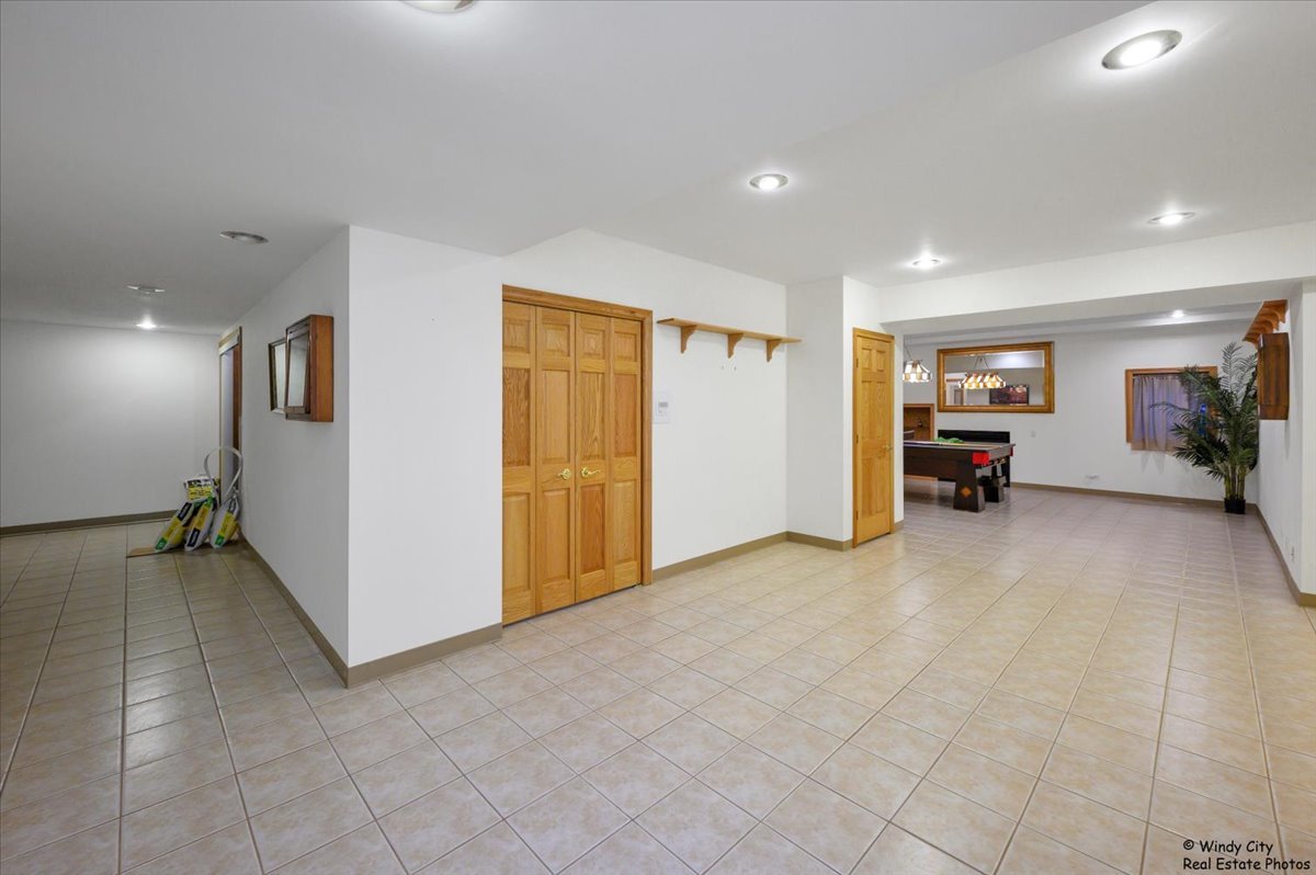 1185 Robinhood Drive, Elgin, IL 60120