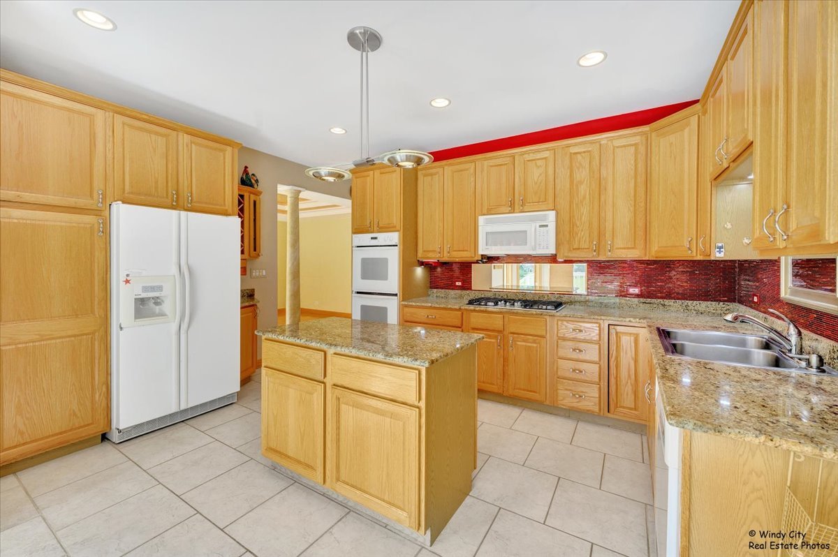 1185 Robinhood Drive, Elgin, IL 60120
