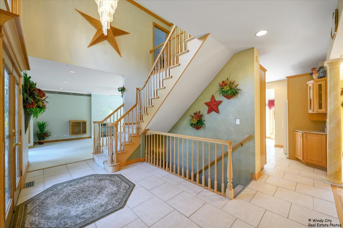 1185 Robinhood Drive, Elgin, IL 60120