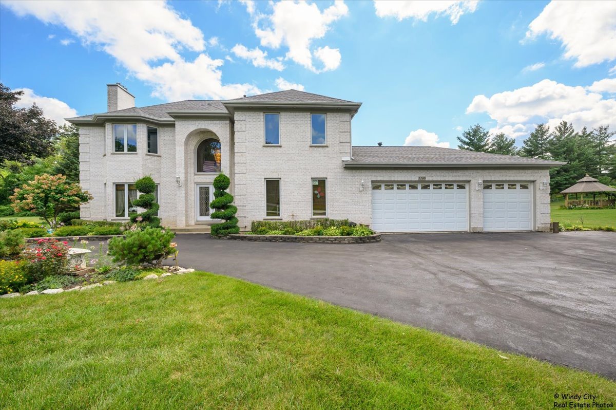 1185 Robinhood Drive, Elgin, IL 60120