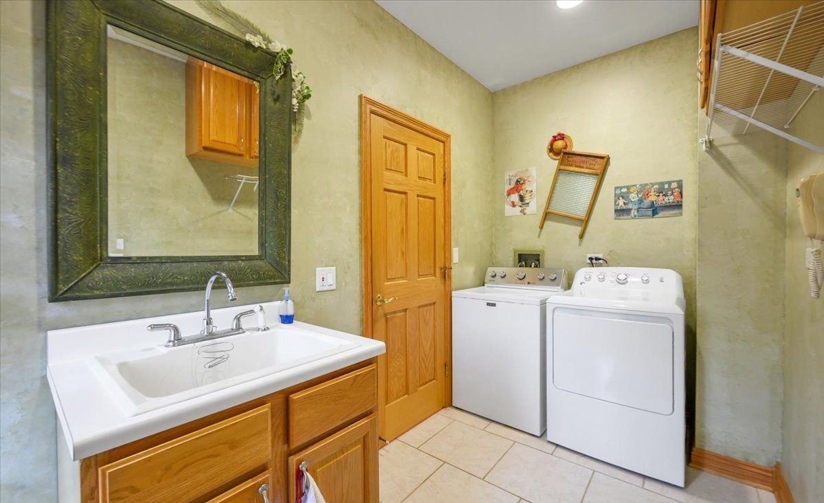 1185 Robinhood Drive, Elgin, IL 60120