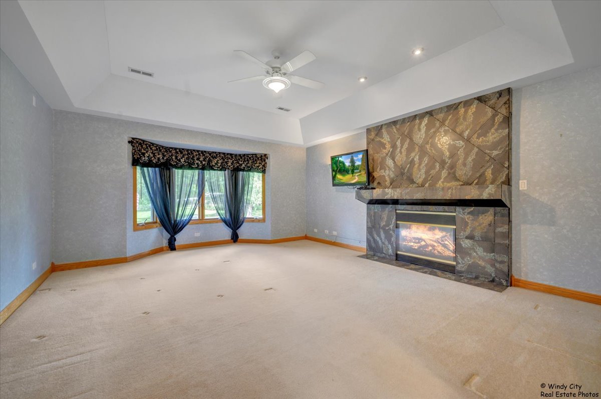 1185 Robinhood Drive, Elgin, IL 60120