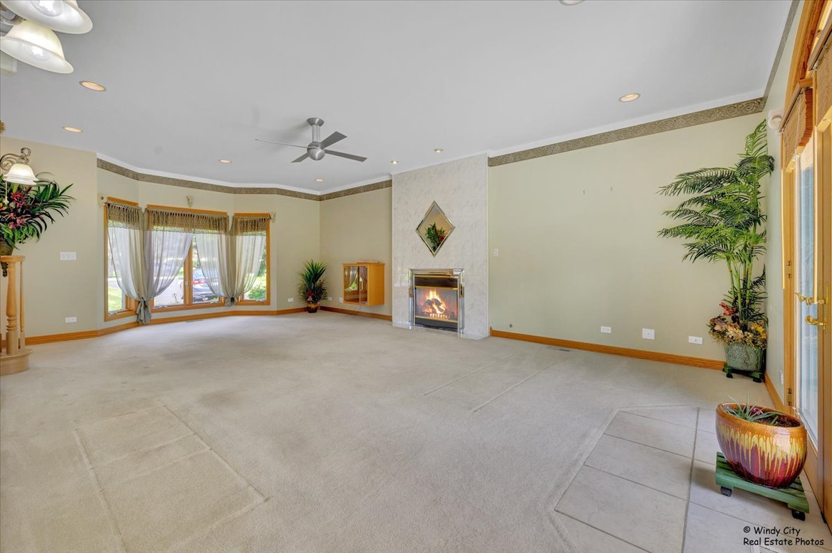 1185 Robinhood Drive, Elgin, IL 60120