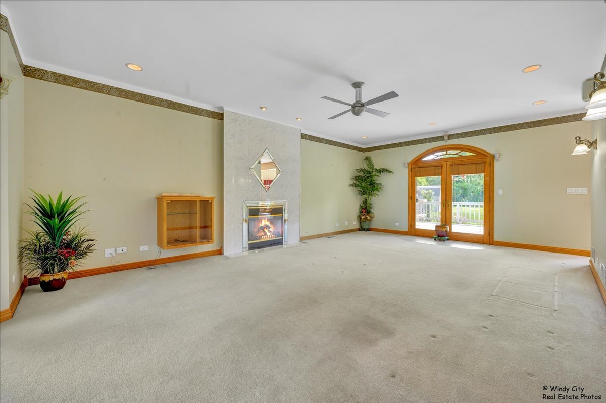 1185 Robinhood Drive, Elgin, IL 60120