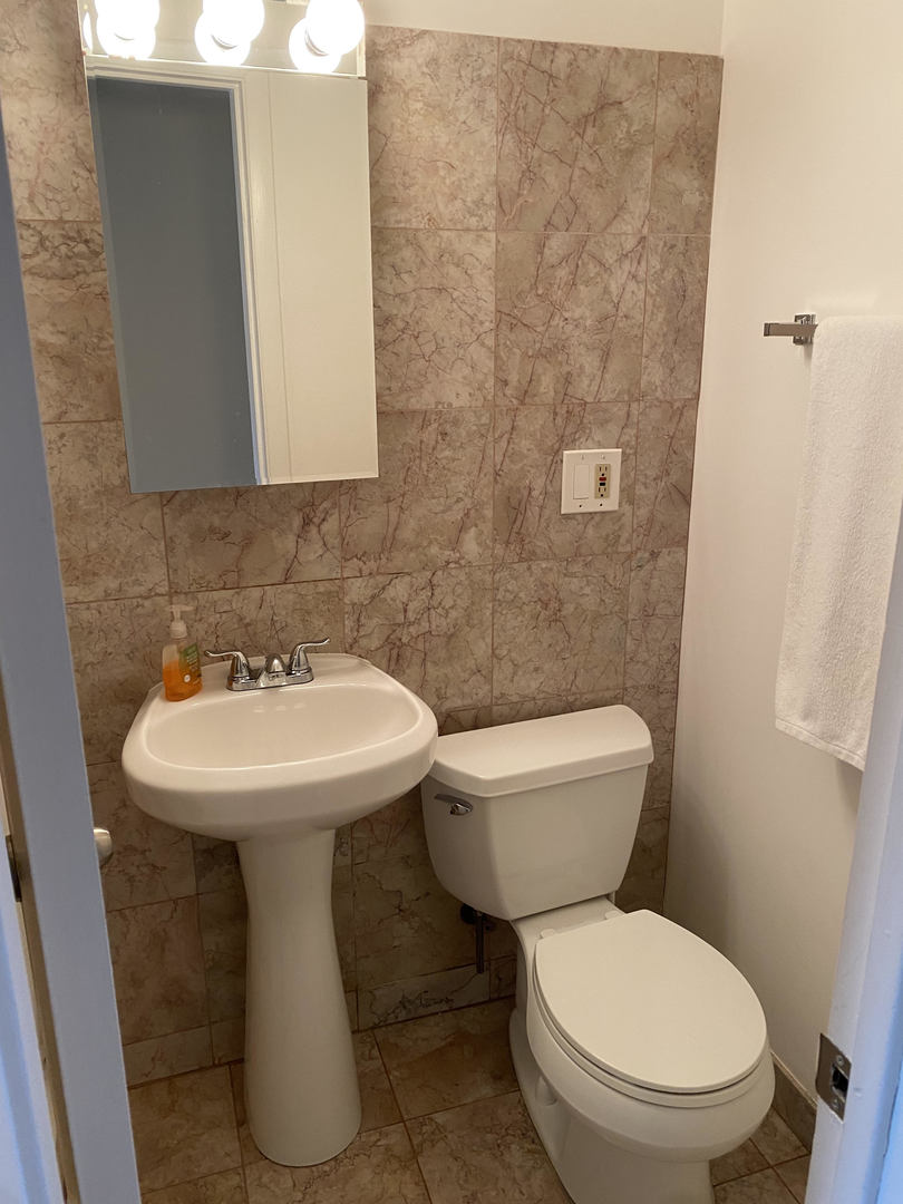 8043 W LYONS Street, Niles, IL 60714