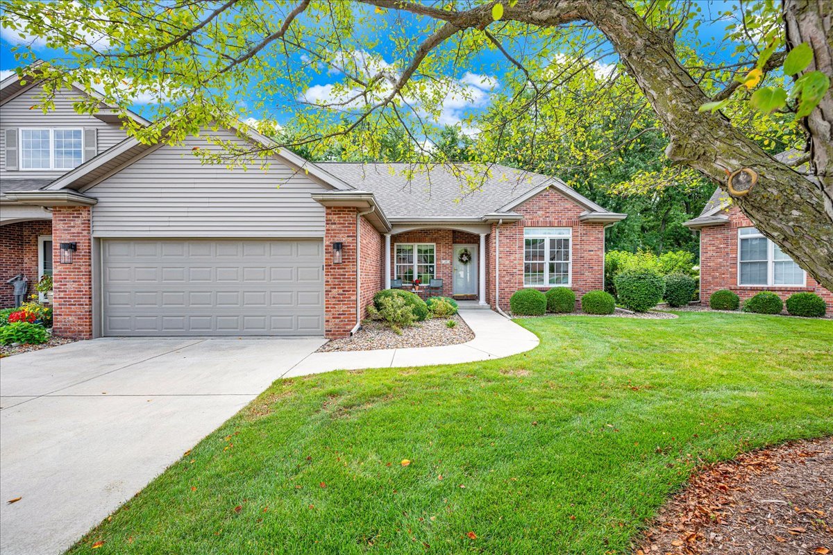 19 Laurel Wood Drive, Bloomington, IL 61704